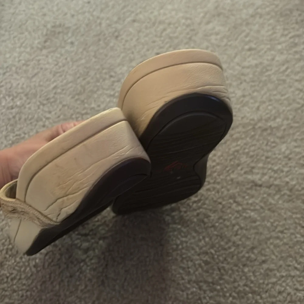 Vionic Women's Beige Sandals size 8